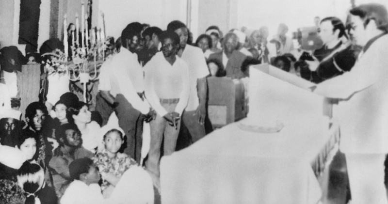 Illustration for article titled Esta anciana se quedó dormida, y cuando despertó
tenía 900 cadáveres a su alrededor: la masacre de Jonestown